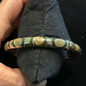 Vintage EUC  Gold Tone and Neutral Colors Hinged Enamel Bracelet @5 1/2-6”